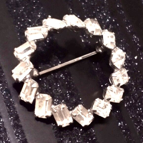Vintage Silver Mid Century Prong Set Emerald Cut Clear Rhinestone Circle Pin - Picture 4 of 7